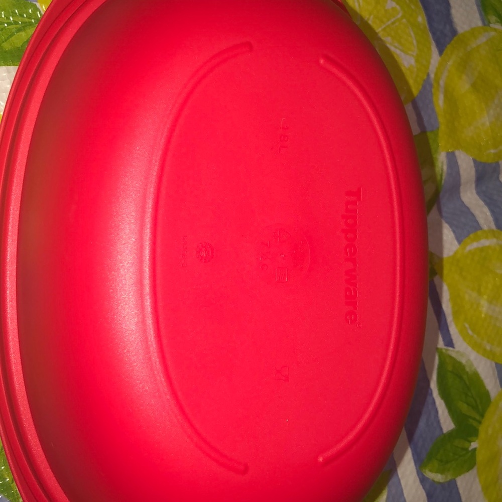 Red Tupperware with spoon - Picture 4 of 4